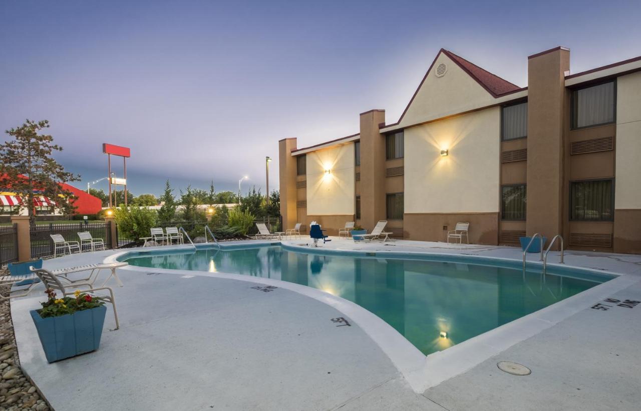 Red Roof Inn & Suites Cincinnati North-Мейсон Экстерьер фото